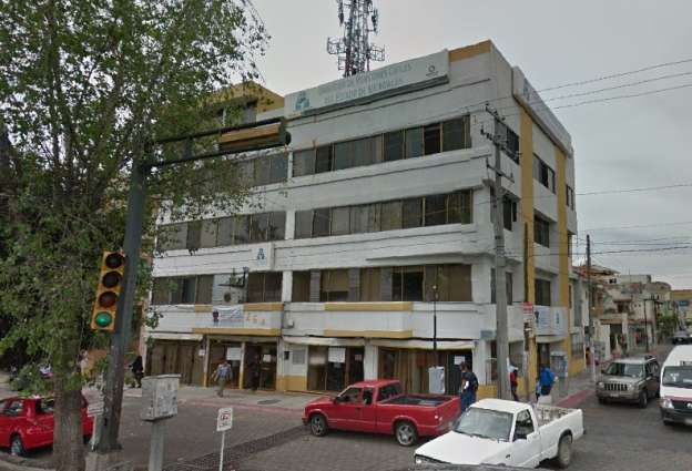 Bloquean trabajadores del estado oficinas de Pensiones Civiles de Michoacán 