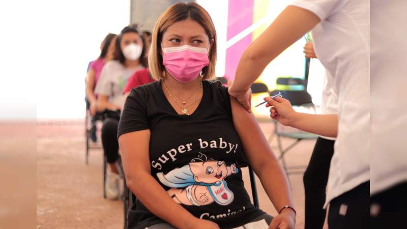 Exhortan a mujeres embarazadas vacunarse contra Covid-19  