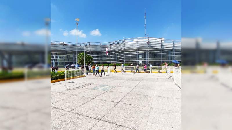 Registra Poliforum Morelia fluidez, organización y poca afluencia en vacunación contra Covid-19 