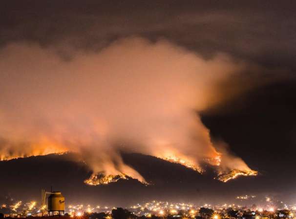 Fotografías del fuerte incendio en el cerro de  la Cruz en Uruapan  - Foto 1 