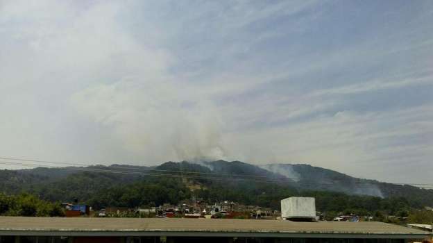 Fotografías del fuerte incendio en el cerro de  la Cruz en Uruapan  - Foto 2 