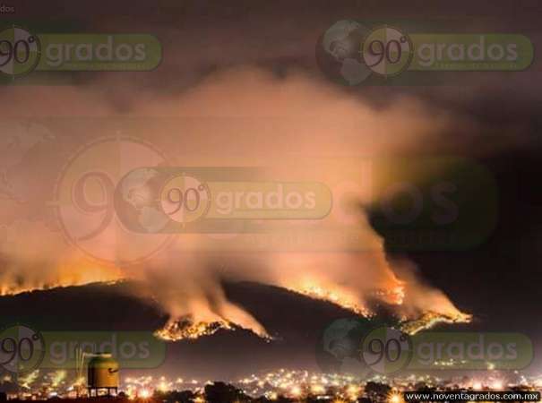 Por segundo día continúa incendio y humo ahoga la ciudad de Uruapan - Foto 0 