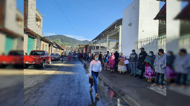 Realizan jornada especial de vacunación Covid-19 en comunidades indígenas de Uruapan
