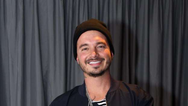 ¿J Balvin sometido a dolorosos tratamientos para eliminar sus tatuajes?  