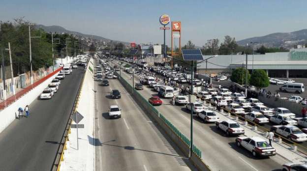Transportistas bloquean Autopista del Sol 