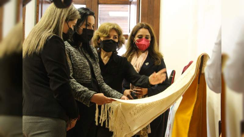 Inauguran exhibición y venta de accesorios artesanales de Michoacán en Uruapan 