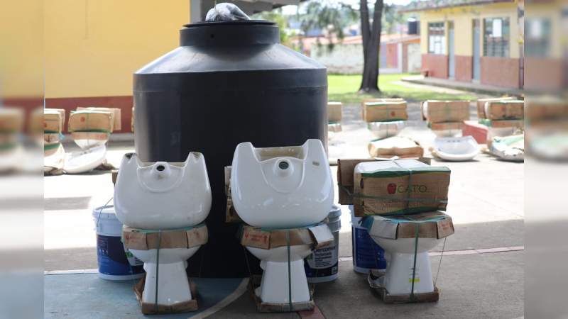 Entregan mobiliario y material de mantenimiento a escuelas de educación básica de Michoacán 
