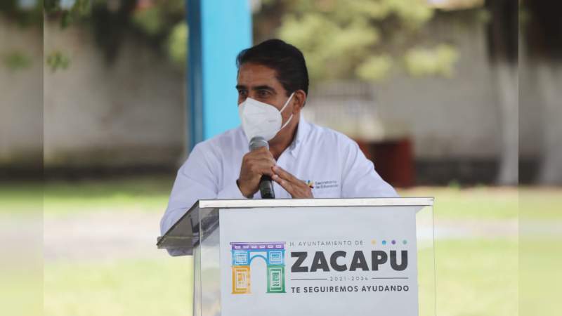 Entregan mobiliario y material de mantenimiento a escuelas de educación básica de Michoacán 