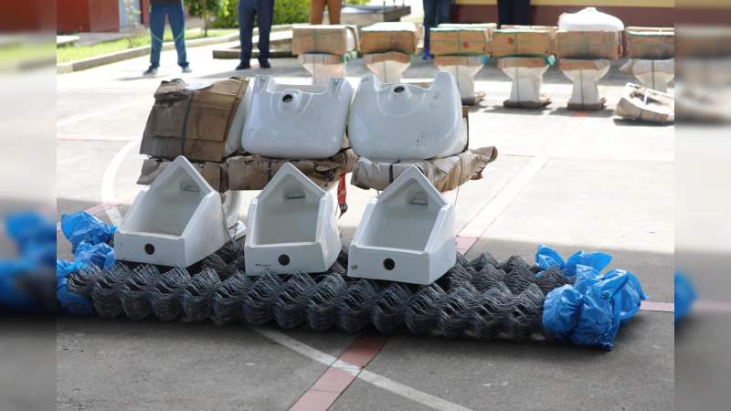 Entregan mobiliario y material de mantenimiento a escuelas de educación básica de Michoacán 