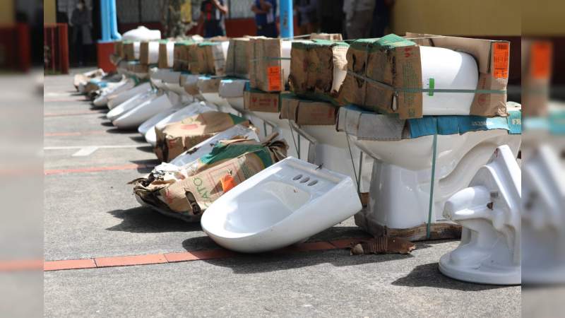 Entregan mobiliario y material de mantenimiento a escuelas de educación básica de Michoacán 