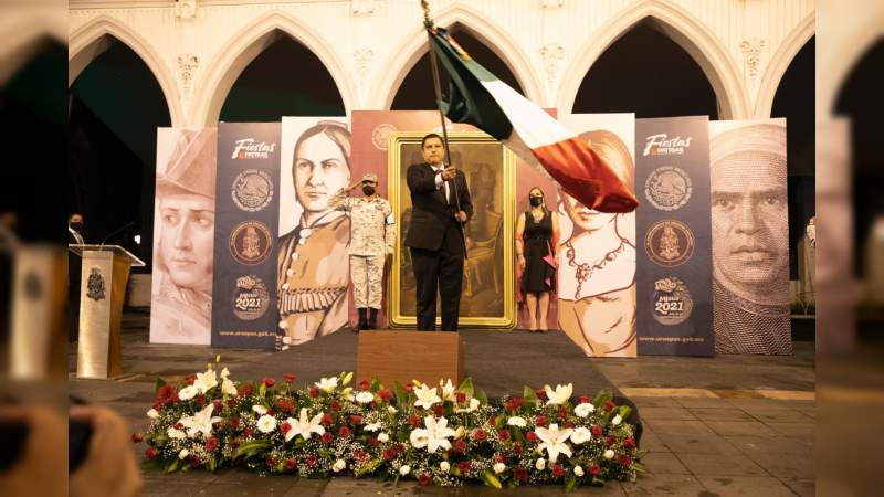 ¡Viva la Transformación de Uruapan!; afirmó Nacho Campos al dar el grito de Independencia