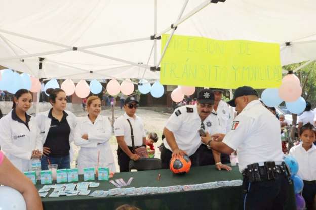 Celebran “Un Día con tu Policía” en Cenobio Moreno, Apatzingán - Foto 1 