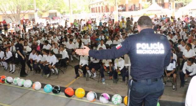 Celebran “Un Día con tu Policía” en Cenobio Moreno, Apatzingán - Foto 2 