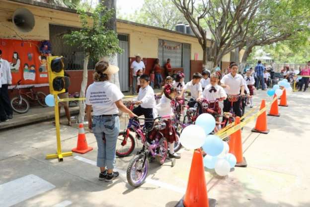 Celebran “Un Día con tu Policía” en Cenobio Moreno, Apatzingán - Foto 4 