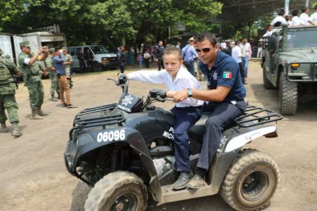Celebran “Un Día con tu Policía” en Cenobio Moreno, Apatzingán - Foto 6 