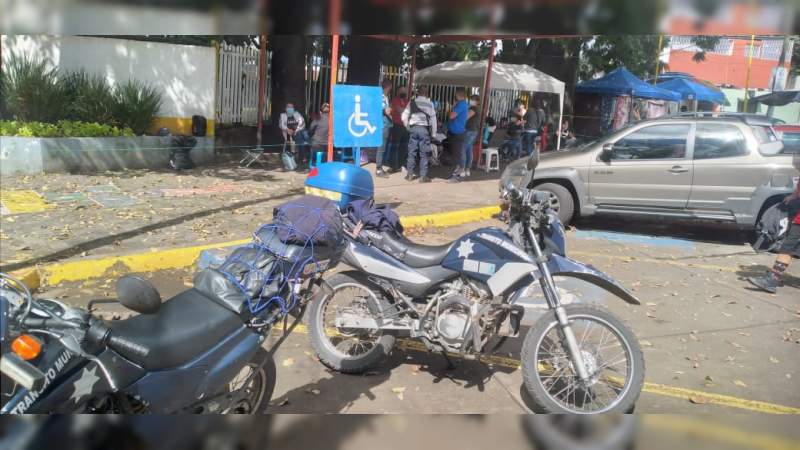 Implementan operativo de vigilancia vial en módulo de vacunación contra Covid, en Uruapan