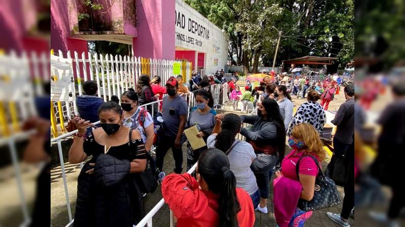 Ordenada y fluida, jornada de vacunación Covid-19 en Uruapan