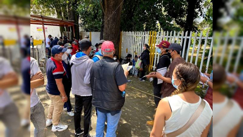 Ordenada y fluida, jornada de vacunación Covid-19 en Uruapan