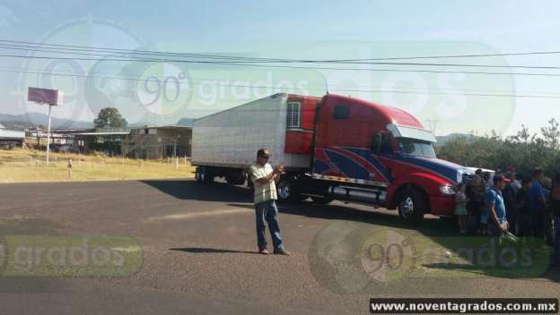 Bloquean transportistas carretera Los Reyes–Peribán por mala infraestructura vial - Foto 0 