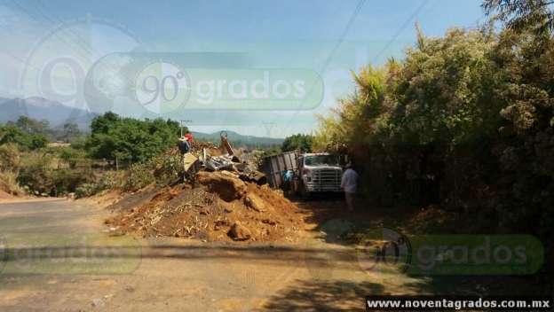 Bloquean transportistas carretera Los Reyes–Peribán por mala infraestructura vial - Foto 1 