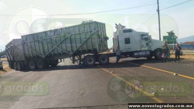 Bloquean transportistas carretera Los Reyes–Peribán por mala infraestructura vial - Foto 2 