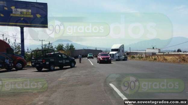 Bloquean transportistas carretera Los Reyes–Peribán por mala infraestructura vial - Foto 3 