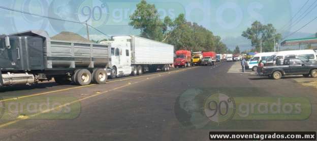Bloquean transportistas carretera Los Reyes–Peribán por mala infraestructura vial - Foto 4 