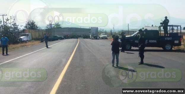 Bloquean transportistas carretera Los Reyes–Peribán por mala infraestructura vial - Foto 5 