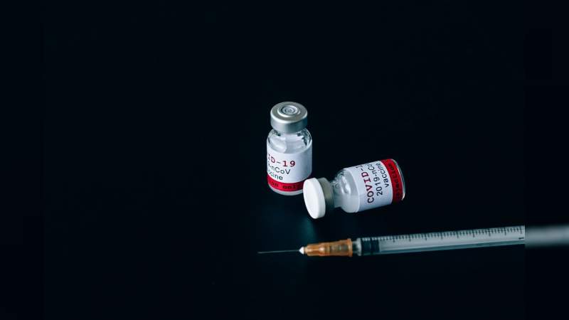 Vacuna de Moderna es más efectiva que la de Pfizer: estudio 