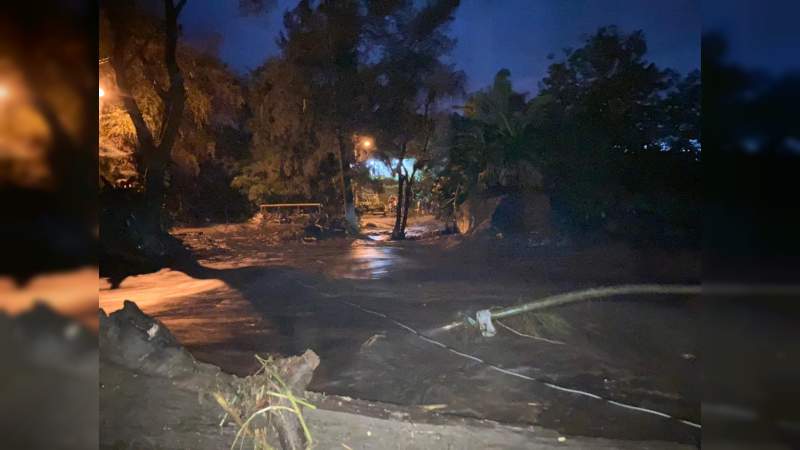 Fuertes lluvias provocan desbordamiento de río en Peribán