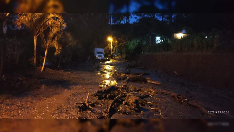 Fuertes lluvias provocan desbordamiento de río en Peribán
