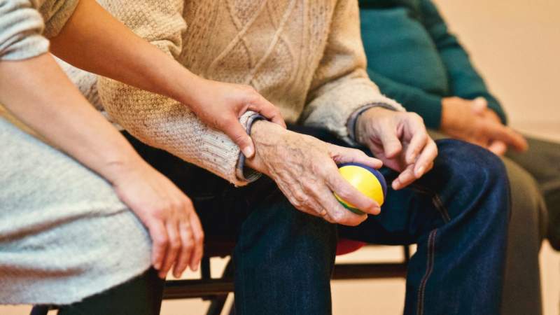  Salud cerebral de los viejitos se afecta por inactividad social; UNAM 