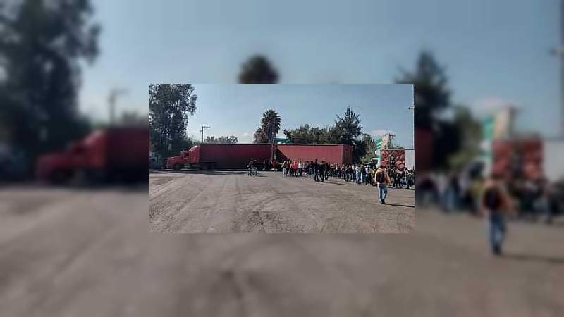 Normalistas bloquean el Libramiento de Morelia 
