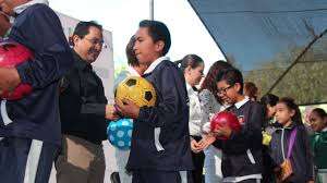 Estudiantes de nivel básico festejan festival en el marco del Día de niño  