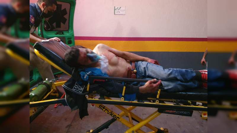 Lesionan a sujeto con 4 balazos, en Infonavit Arboledas de Zamora 