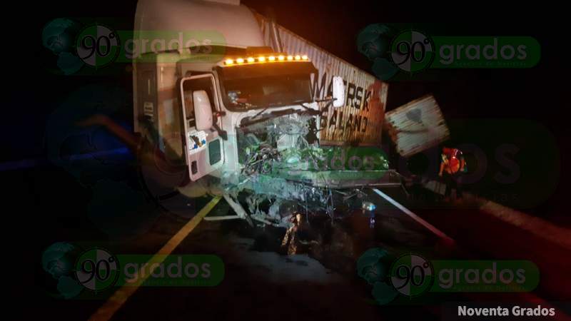 Choca tráiler en la autopista Morelia-Lázaro Cárdenas