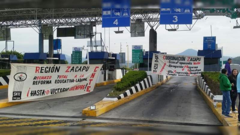 CNTE toma casetas de cobro en Michoacán 