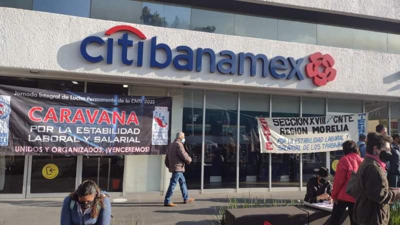 CNTE bloquea la Torre Financiera en Morelia 