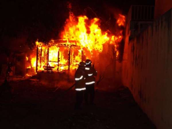 Se incendian tres humildes viviendas en Morelia 