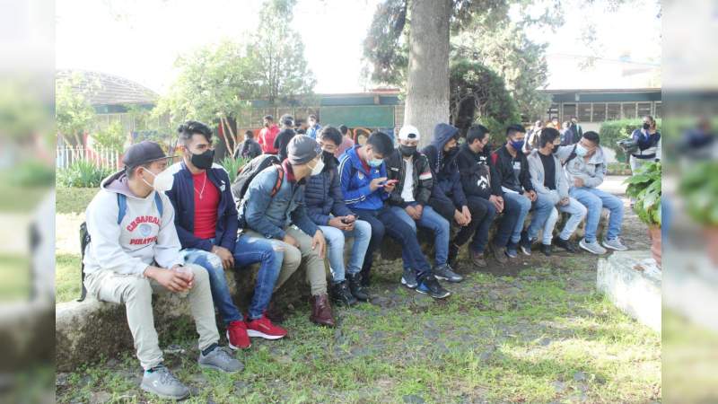 Entregan mobiliario y material sanitario a escuela Normal Rural de Tiripetío 