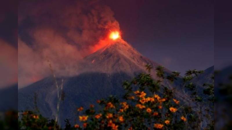 Volcán de Fuego en Guatemala entra en erupción 