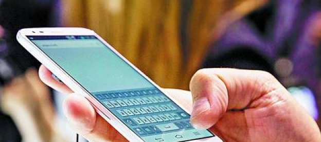 Crean semáforos en el suelo para los que no sueltan el celular 