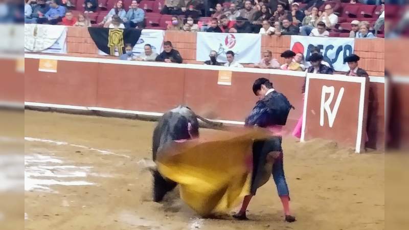 De todo un poco en la novillada de selección que se dio anoche en el Palacio del Arte; Bruno Vélez conectó