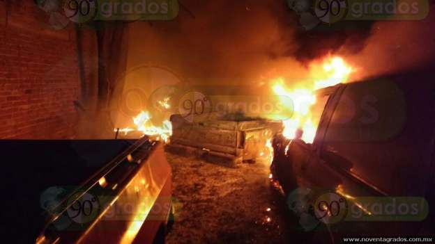 Incendian vehículos en Apatzingán - Foto 0 