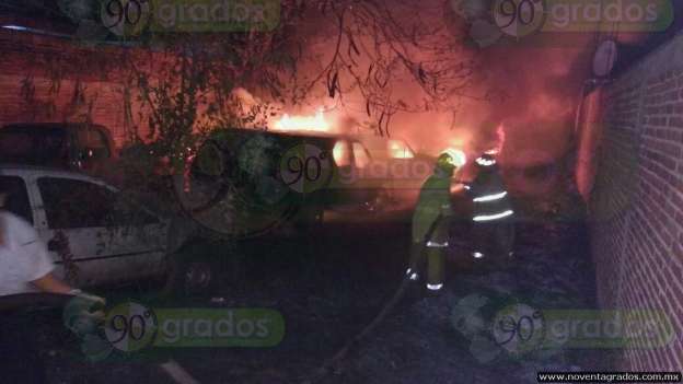 Incendian vehículos en Apatzingán - Foto 1 