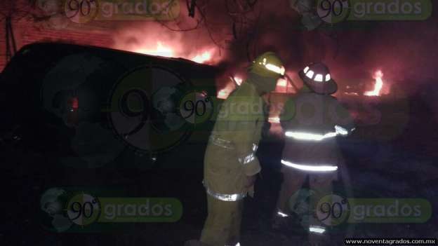 Incendian vehículos en Apatzingán - Foto 2 