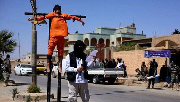 Terroristas crucifica a dos jóvenes en Siria  