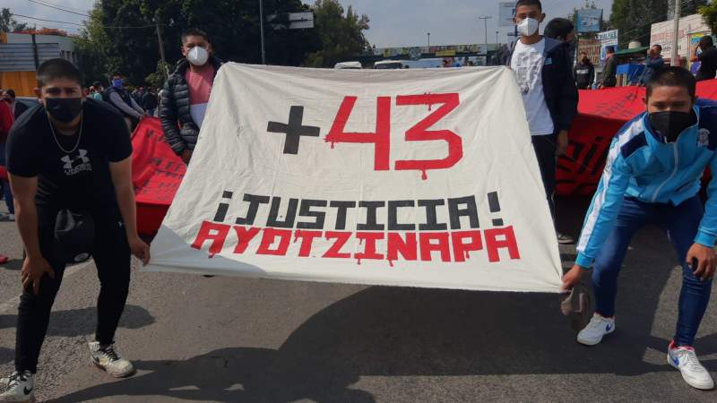 Marchan en Morelia por los 43 normalistas de Ayotzinapa