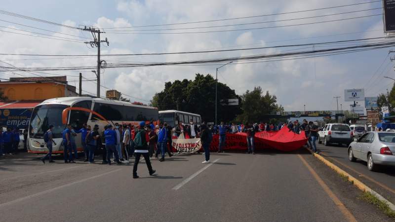 Marchan en Morelia por los 43 normalistas de Ayotzinapa