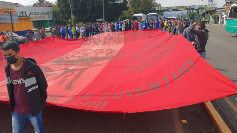Marchan en Morelia por los 43 normalistas de Ayotzinapa